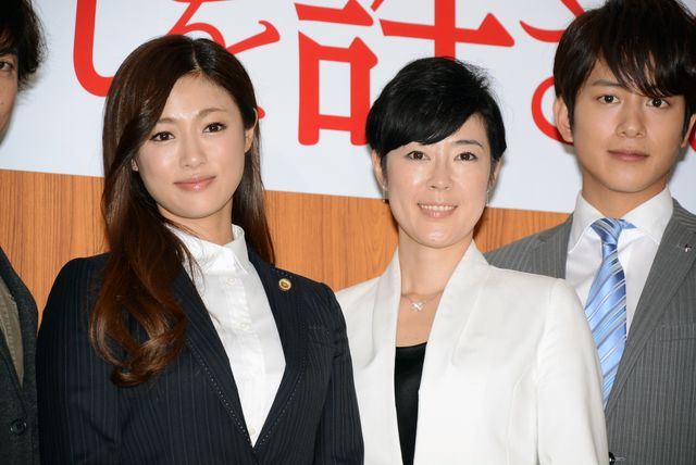 寺島しのぶ、深田恭子との不仲報道を否定！ドラマ「女はそれを許さない」フォトギャラリー（5枚目）