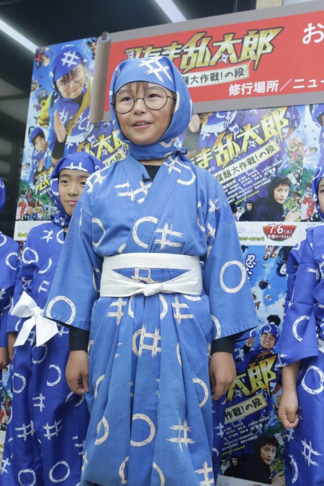 加藤清史郎、新橋でお父さんたちの肩もみ！フォトギャラリー：フォトギャラリー