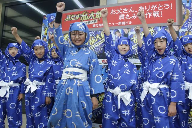 加藤清史郎、新橋でお父さんたちの肩もみ！フォトギャラリー（2枚目）