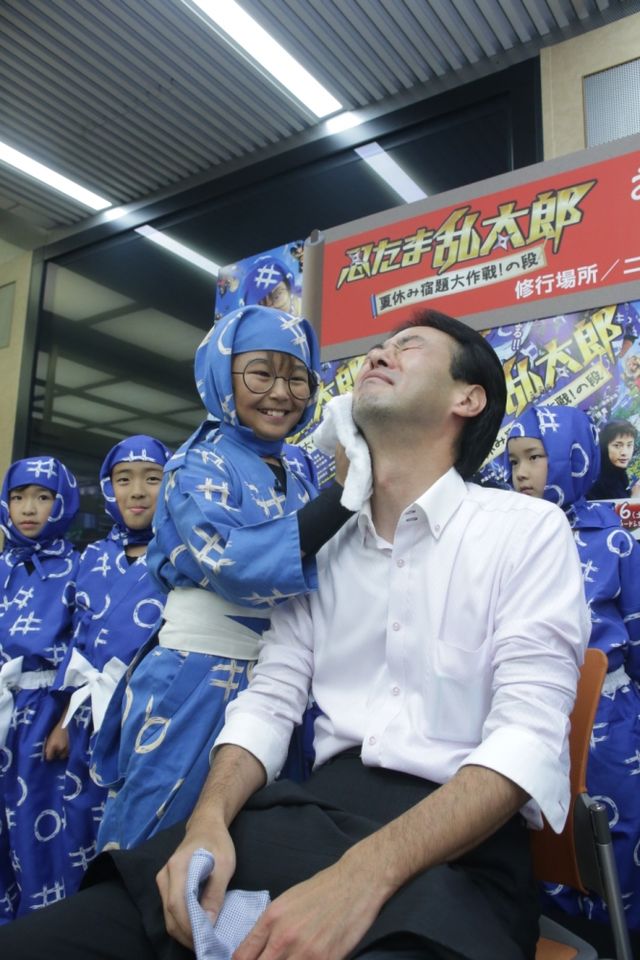 加藤清史郎、新橋でお父さんたちの肩もみ！フォトギャラリー（3枚目）