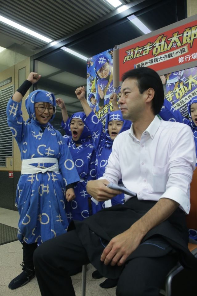 加藤清史郎、新橋でお父さんたちの肩もみ！フォトギャラリー（4枚目）