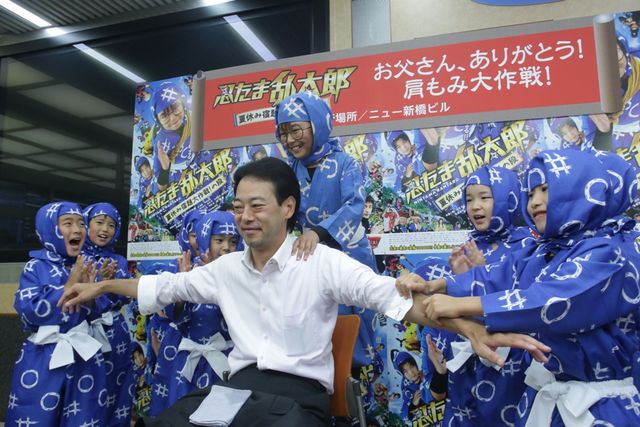 加藤清史郎、新橋でお父さんたちの肩もみ！フォトギャラリー（5枚目）