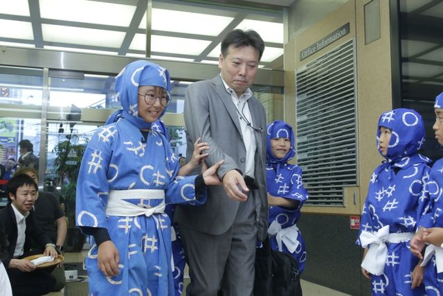 加藤清史郎、新橋でお父さんたちの肩もみ！フォトギャラリー（6枚目）