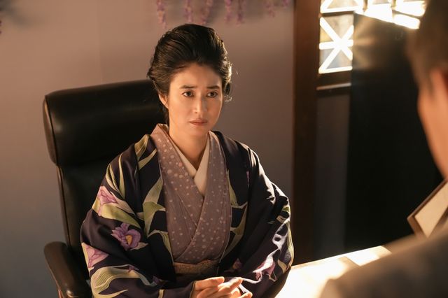 やり手女社長姿の小雪！「ブギウギ」より：フォトギャラリー