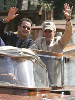 ボートから手を振るトム・ハンクスとスティーヴン・スピルバーグ監督