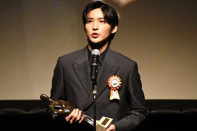 第15回TAMA映画賞で最優秀新進男優賞を受賞した目黒蓮