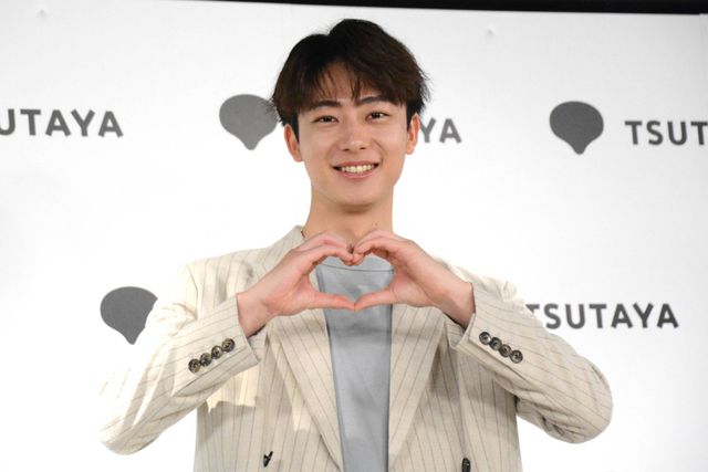 井上祐貴、フォトブック「MADEKARA」発売記念会見の様子<全身アリ>:フォトギャラリー
