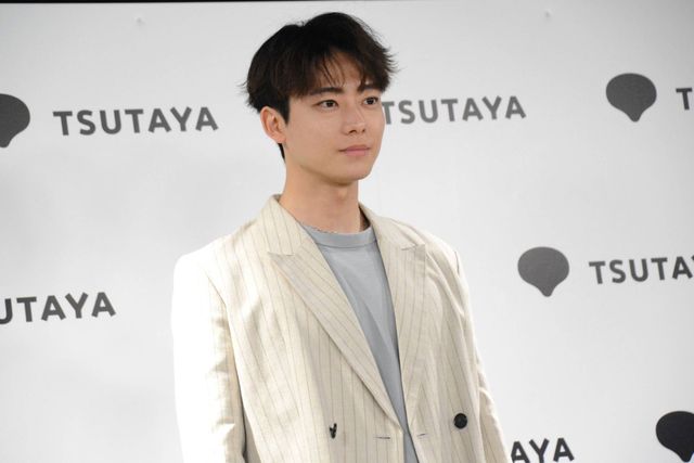 井上祐貴、フォトブック「MADEKARA」発売記念会見の様子＜全身アリ＞（2枚目）