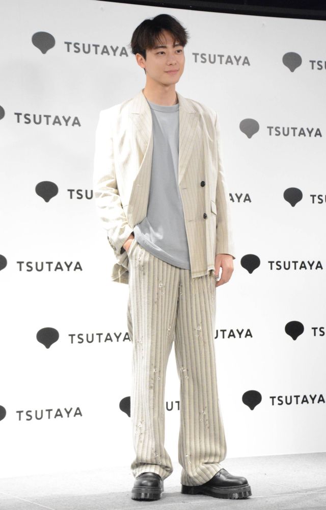 井上祐貴、フォトブック「MADEKARA」発売記念会見の様子＜全身アリ＞（3枚目）