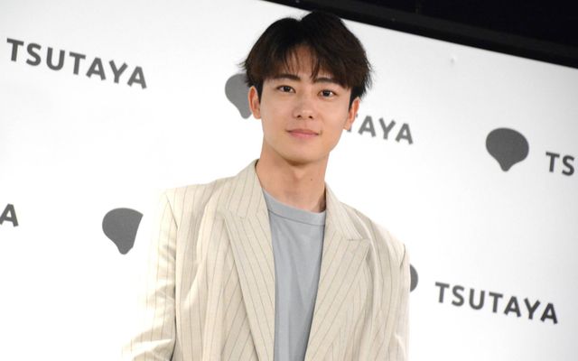 井上祐貴、フォトブック「MADEKARA」発売記念会見の様子＜全身アリ＞（4枚目）