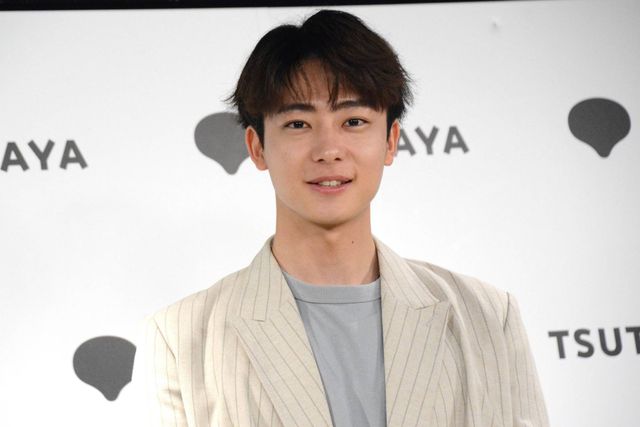 井上祐貴、フォトブック「MADEKARA」発売記念会見の様子＜全身アリ＞（5枚目）