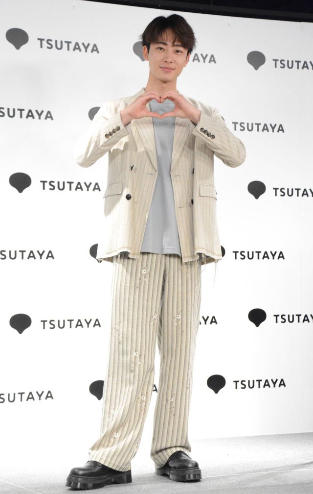 井上祐貴、フォトブック「MADEKARA」発売記念会見の様子＜全身アリ＞（6枚目）