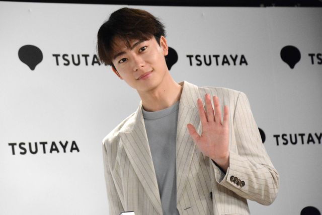井上祐貴、フォトブック「MADEKARA」発売記念会見の様子＜全身アリ＞（7枚目）