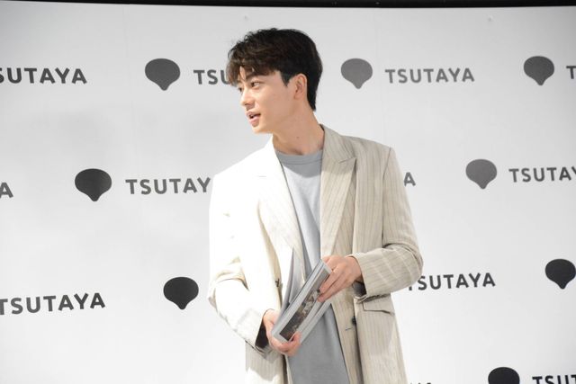 井上祐貴、フォトブック「MADEKARA」発売記念会見の様子＜全身アリ＞（12枚目）