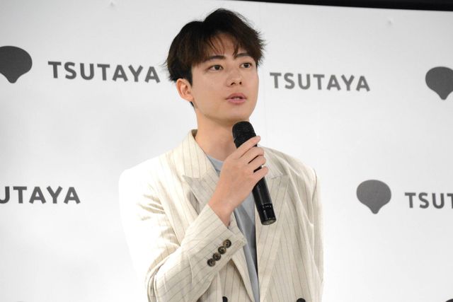 井上祐貴、フォトブック「MADEKARA」発売記念会見の様子＜全身アリ＞（14枚目）