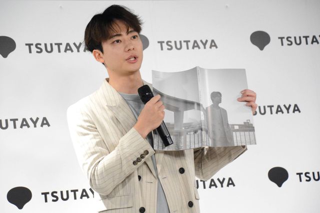 井上祐貴、フォトブック「MADEKARA」発売記念会見の様子＜全身アリ＞（15枚目）