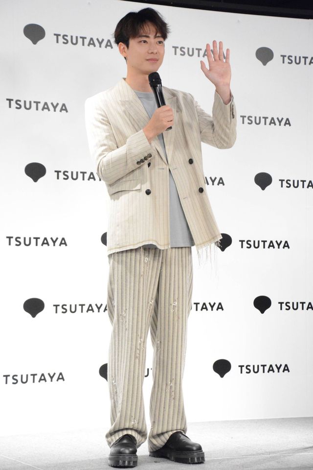 井上祐貴、フォトブック「MADEKARA」発売記念会見の様子＜全身アリ＞（16枚目）