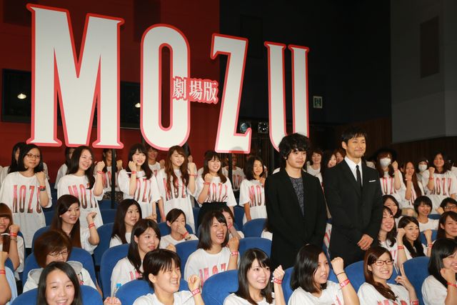 15話耐久ノンストップMOZUラリー上映会にサプライズで登場した池松壮亮（左）、西島秀俊