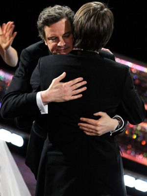 今年のアカデミー賞はこの二人に栄冠！トム・フーパー監督とガッチリと抱き合うコリン・ファース