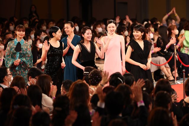 有村架純、安藤サクラ、永野芽郁ら女優陣のドレス姿が美しい！（7枚目）