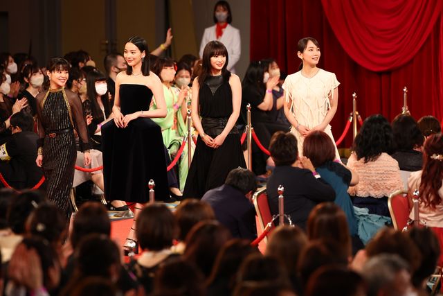 有村架純、安藤サクラ、永野芽郁ら女優陣のドレス姿が美しい！（10枚目）