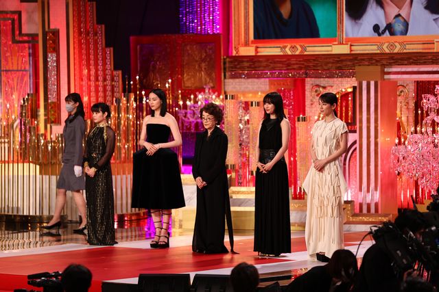 有村架純、安藤サクラ、永野芽郁ら女優陣のドレス姿が美しい！（39枚目）