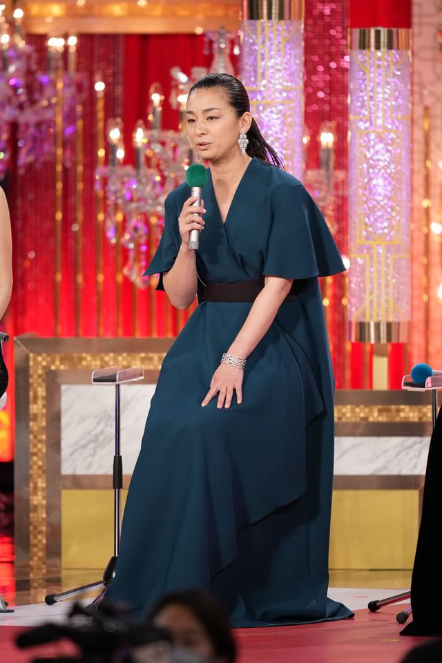 有村架純、安藤サクラ、永野芽郁ら女優陣のドレス姿が美しい！（56枚目）