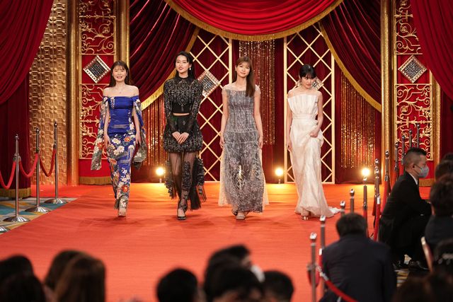 有村架純、安藤サクラ、永野芽郁ら女優陣のドレス姿が美しい！（79枚目）