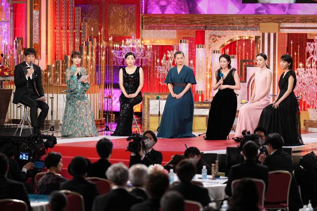 有村架純、安藤サクラ、永野芽郁ら女優陣のドレス姿が美しい！（81枚目）