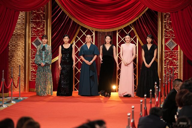 有村架純、安藤サクラ、永野芽郁ら女優陣のドレス姿が美しい！（85枚目）