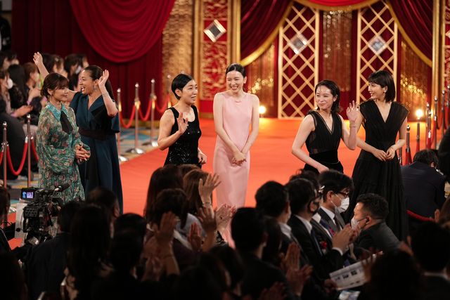 有村架純、安藤サクラ、永野芽郁ら女優陣のドレス姿が美しい！（88枚目）