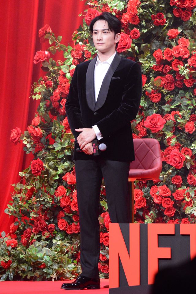 美しすぎる竹内涼真＆町田啓太、真赤なバラを背景に登場！Netflix映画『10DANCE』配信記念イベント（4枚目）