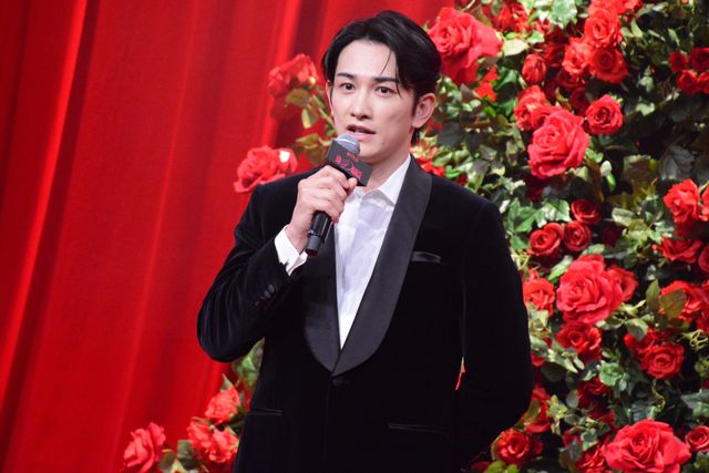 美しすぎる竹内涼真＆町田啓太、真赤なバラを背景に登場！Netflix映画『10DANCE』配信記念イベント（6枚目）