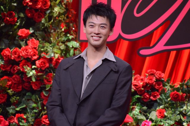 美しすぎる竹内涼真＆町田啓太、真赤なバラを背景に登場！Netflix映画『10DANCE』配信記念イベント（7枚目）