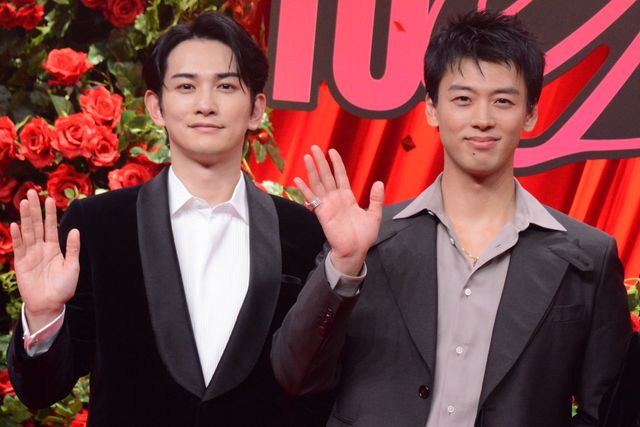 美しすぎる竹内涼真＆町田啓太、真赤なバラを背景に登場！Netflix映画『10DANCE』配信記念イベント（13枚目）
