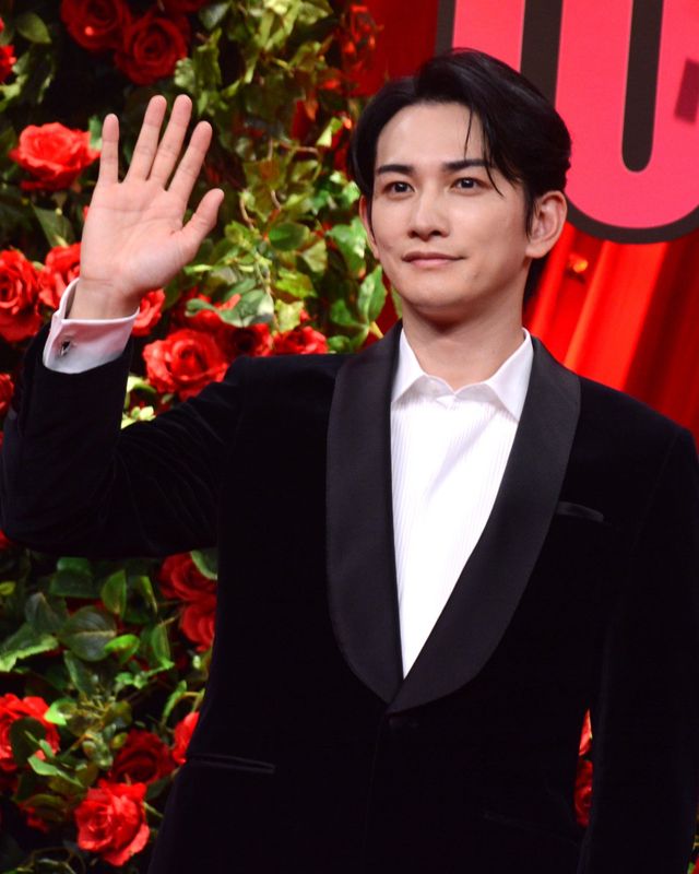 美しすぎる竹内涼真＆町田啓太、真赤なバラを背景に登場！Netflix映画『10DANCE』配信記念イベント（15枚目）