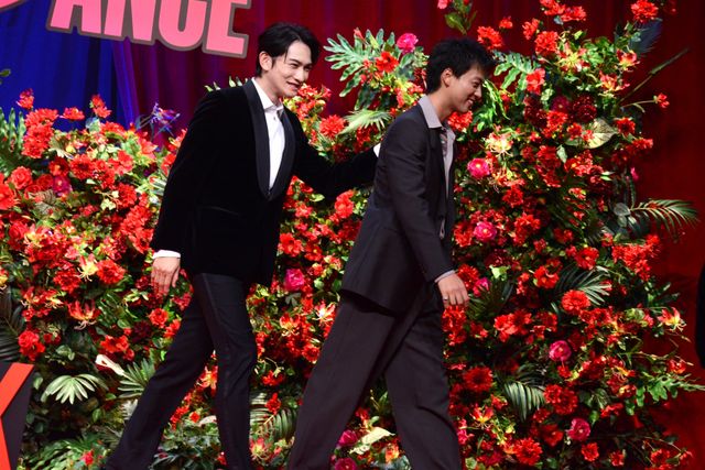 美しすぎる竹内涼真＆町田啓太、真赤なバラを背景に登場！Netflix映画『10DANCE』配信記念イベント（17枚目）