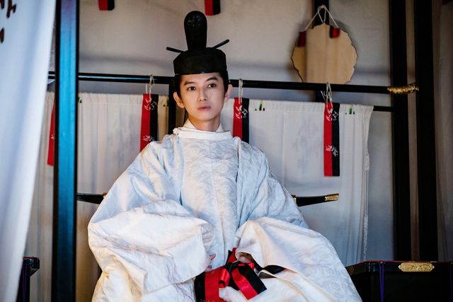 即位した花山天皇（本郷奏多）…大河ドラマ「光る君へ」第4回の場面写真：フォトギャラリー