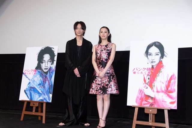 北川景子、キュートなワンピで綾野剛とともに登場！：フォトギャラリー