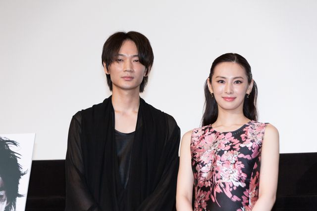北川景子、キュートなワンピで綾野剛とともに登場！（3枚目）