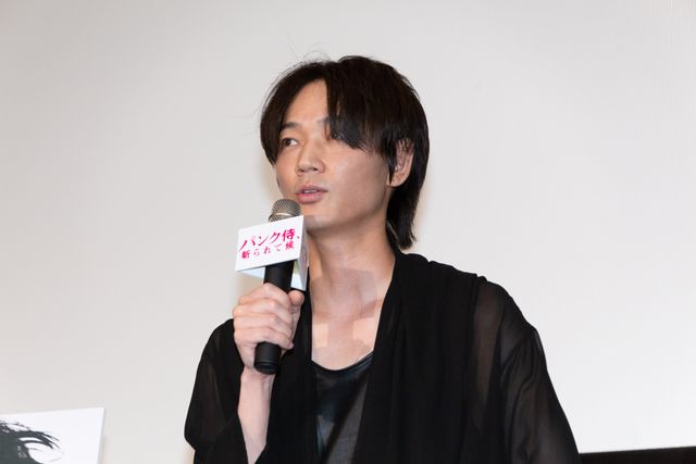 北川景子、キュートなワンピで綾野剛とともに登場！（11枚目）