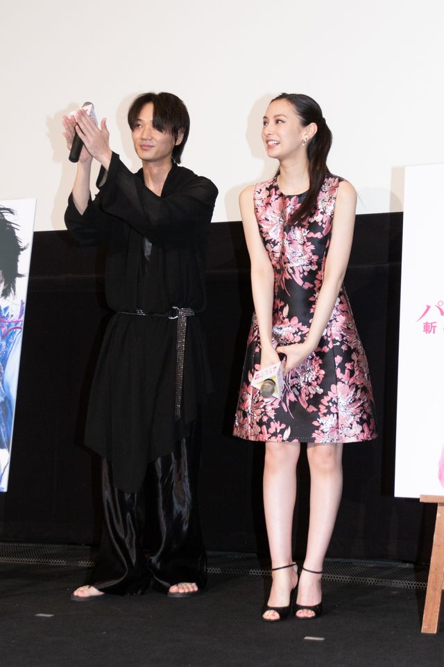 北川景子、キュートなワンピで綾野剛とともに登場！（14枚目）
