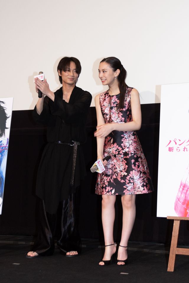 北川景子、キュートなワンピで綾野剛とともに登場！（15枚目）