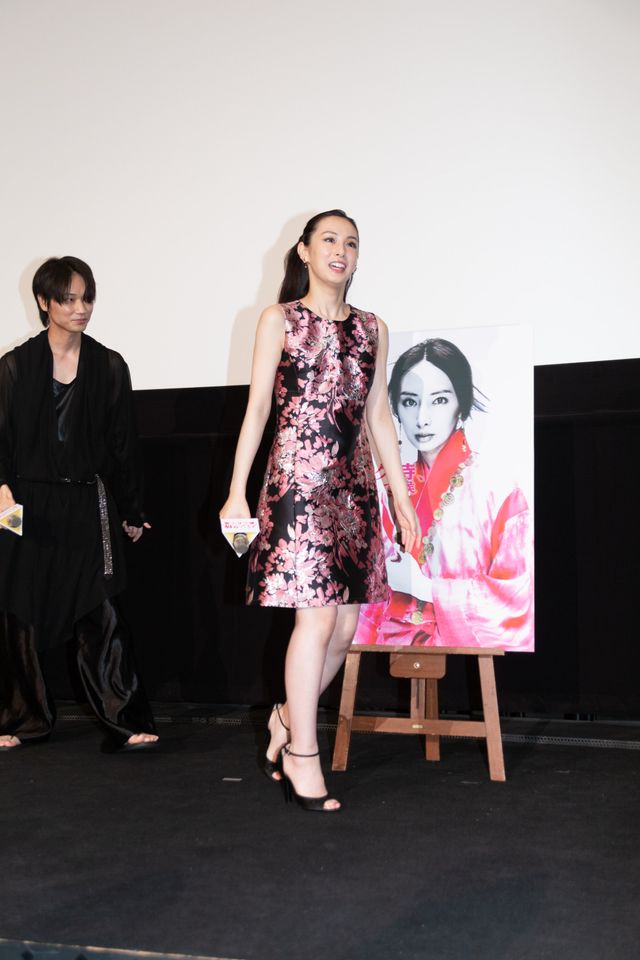 北川景子、キュートなワンピで綾野剛とともに登場！（16枚目）