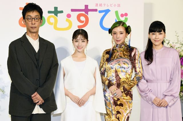仲里依紗、ボディーラインくっきりのド派手ドレス姿！連続テレビ小説「おむすび」初週完成会見：フォトギャラリー