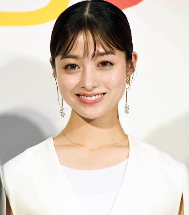 仲里依紗、ボディーラインくっきりのド派手ドレス姿！連続テレビ小説「おむすび」初週完成会見（2枚目）
