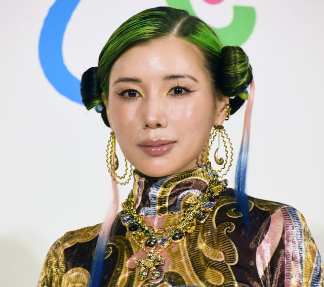 仲里依紗、ボディーラインくっきりのド派手ドレス姿！連続テレビ小説「おむすび」初週完成会見（3枚目）