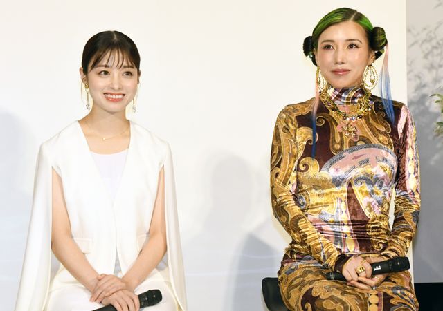 仲里依紗、ボディーラインくっきりのド派手ドレス姿！連続テレビ小説「おむすび」初週完成会見（6枚目）