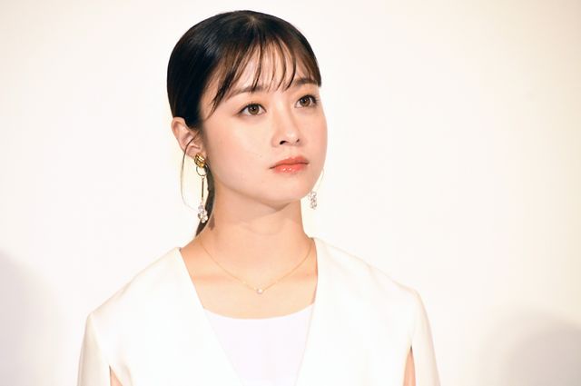 仲里依紗、ボディーラインくっきりのド派手ドレス姿！連続テレビ小説「おむすび」初週完成会見（7枚目）