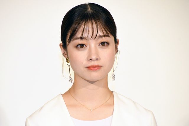 仲里依紗、ボディーラインくっきりのド派手ドレス姿！連続テレビ小説「おむすび」初週完成会見（8枚目）